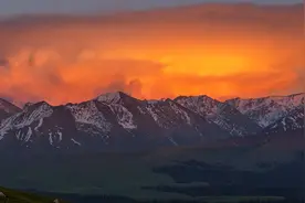 壮观！新疆喀拉峻大草原现绝美砧状云晚霞图片