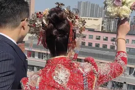 场面壮观！山东潍坊新人结婚引旁边学校学生集体欢呼，网友：百子送福图片