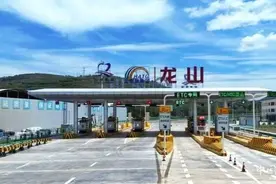 张家川县交通运输局：S25天庄高速公路龙山收费站开通并网运营图片