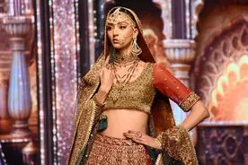 一周看天下丨巴基斯坦举行传统婚礼礼服时尚秀图片