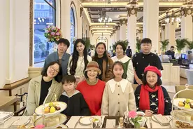 在半岛剥花生 | 人来人往图片