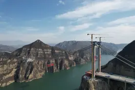 济新黄河大桥首节钢桁梁吊装成功图片