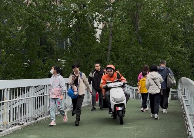 调查 | 浪漫骑行变“障碍跨越”，这些慢行空间有点尴尬