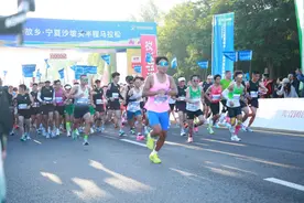 近9000名跑者逐梦宁夏沙漠水城图片