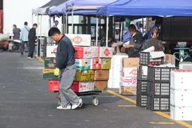 节前探访北京新发地果蔬“双节”供应充足图片