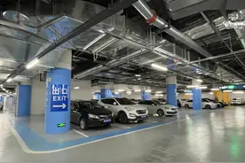 商场免费停车、影院临时过夜……北京极端大风中的温情与互助图片