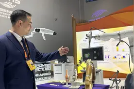 全球首款人工智能骨科手术机器人服贸会亮相图片