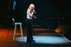 薛凯琪演唱会情绪崩溃失声，此前悼念方大同长文引来批评质疑图片