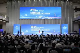 山东省机器人大会暨2025智创未来机器人（无人机）梦幻展盛大启幕图片