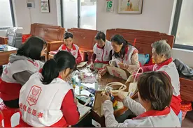 玉塘玉律志愿者手工DIY蝶古巴特帆布袋 激励特殊人群拥抱美好生活图片