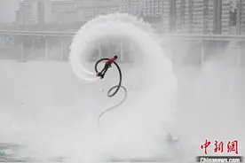 水上飞人特技表演亮相乌江重庆涪陵段水域图片
