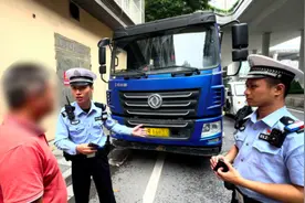 广州严查此类交通违法行为！今年已设置货车“右转必停”标志牌857处图片