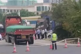 货车司机运输途中去世背后：最新报告显示半数个体司机日均驾驶10小时以上，近八成患有职业病图片