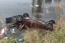 轿车落水，沧州货车司机跳河救人……图片