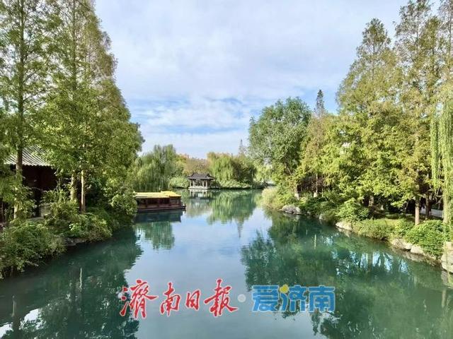 一年四季 泉在济南丨秋染大明湖：天蓝水碧绘就泉城诗意画卷