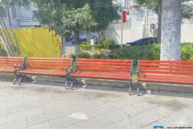 上海七旬老太为给儿子还债露宿小区广场 最新进展：人已被街道办接走安置图片