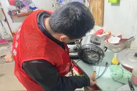 梁晨光：萤火虽弱 却能照亮光明图片