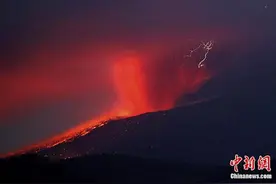 日本新燃岳火山连续喷发图片
