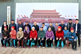 李静：让104位老人在家门口与“天安门”合影图片