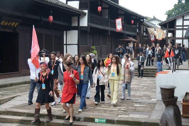 沉浸式打卡广安文旅“三张名片” 外籍游客齐赞：“广安，安逸！”