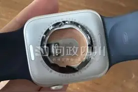 中听丨年级主任让学生砸手机手表，教育不能以暴制暴图片