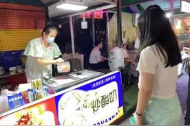 行政专业的卖炒酸奶，中医营养学的卖炸串！杨浦这个夜市的摊主七成是年轻人，把美食爱好变成创业之路图片