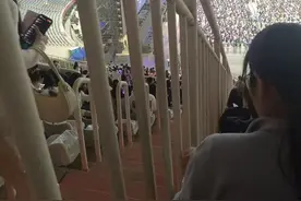 观众喊“退票换座”下的林俊杰济南站演唱会，业内人士：舞台搭建前已完成票区划定，主办方有限条件下多卖票图片