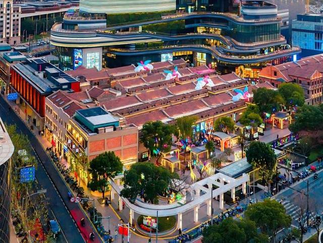 俯瞰屋顶灯会、听沪语脱口秀、观石窟特展…过年来百年弄堂共赏海派今潮年味｜新春闹灯会·古镇过大年③