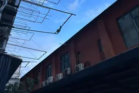 不足5米！6台空调室外机热浪“直扑”阳台 涉事企业承诺尽快“移机”图片