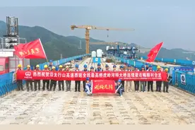 沿太行山高速公路西延2标首座连续梁顺利合龙图片