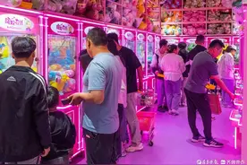 热闹的抓娃娃店图片