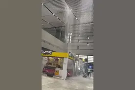 绍兴北站下雨变“水帘洞”，乘客尖叫躲雨，工作人员：可能是近日暴雨导致，会及时反馈并修补图片