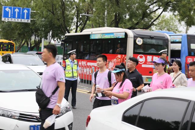 泰安交警：警徽闪耀登山路 疏堵保畅护平安
