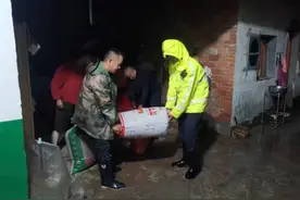 连日降雨，农户院内积水玉米被泡，民警连夜帮忙转移图片