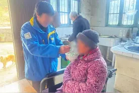 让失能人员家庭“喘口气”——长护险的一“鸬”守护图片