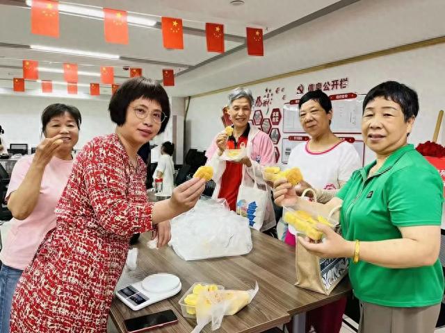 喜讯捎给总书记〡湖北武汉东湖新技术开发区智苑社区居民：小区建设蒸蒸日上 幸福生活越过越甜