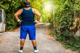 肥胖男孩不想减肥，体重过轻的女孩还想再减5斤图片