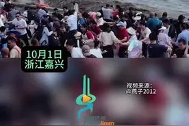 钱塘江大潮突然涨潮冲垮护栏，多名游客被冲倒受伤，观潮很危险，请远离。图片