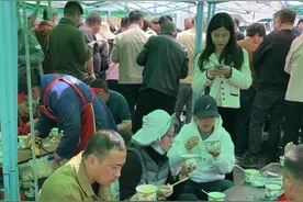 盒饭姐怒斥有顾客浪费后：情况有所改善，生意更火爆了图片