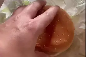 家长吐槽10元配餐简陋孩子吃不饱！涉事学校、教育局回应图片