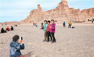 人民日报海外版看新疆 | 努力打造世界重要旅游目的地 “火热”新疆美名扬