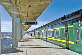 “慢点走，来得及！”——世界最高有人值守火车站的春运故事图片