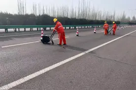 补路面、清杂草、剪树木……宁夏高速公路开启“美颜”图片
