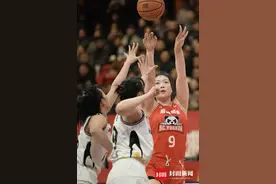 琼斯主场首秀  四川女篮“破百”大胜江苏图片