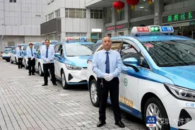 深圳出租车企业开展雷锋日主题活动，免费接送乘客图片