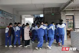 郴州市一中开展消防应急疏散演练暨消防安全知识培训活动图片