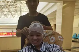 女子因车祸瘫痪 被丈夫悉心照料一年多突然独自下车 丈夫：从未想过放弃她图片