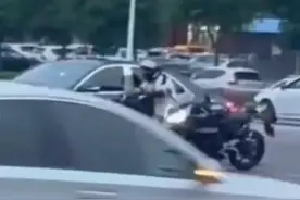 北京一奔驰拖拽摩托车骑手致其手指骨折，司机被行拘！律师解读法律依据图片