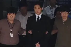 刘亚仁今日出庭，路人扔万元大钞砸他表达抗议图片