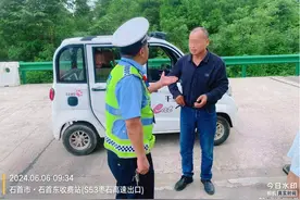 六旬大爷开着“老头乐”高速逆行 交警及时拦截带离图片
